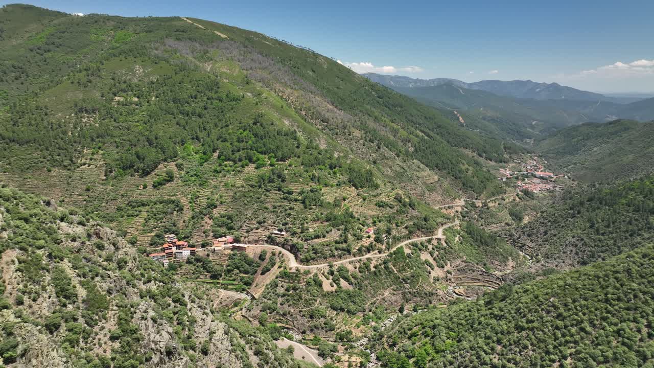 la espectacular cascada de meancera en el norte de extremadura ajardinada en un paraje natural una cascada de 100 metros grabada con mavic 3 en c4k 30fps y sin corrección de color