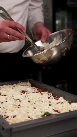 el chef está preparando lasagna.