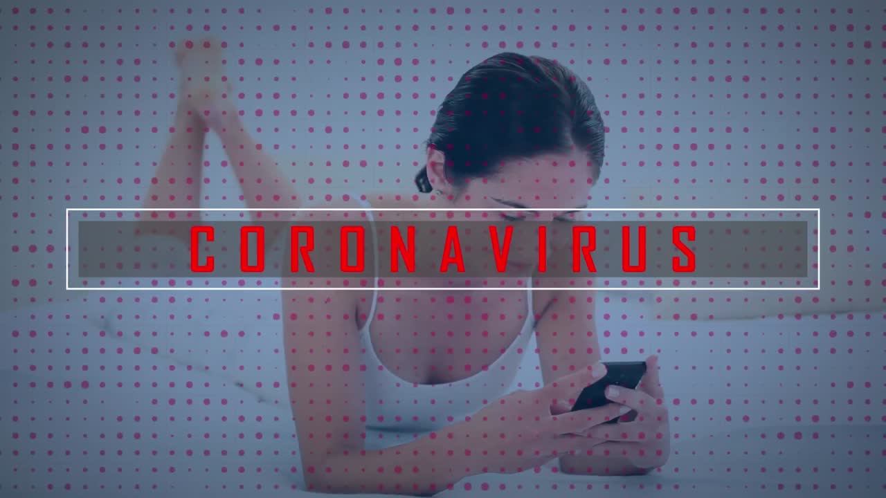 animación del texto del coronavirus sobre una mujer caucásica usando un teléfono inteligente.