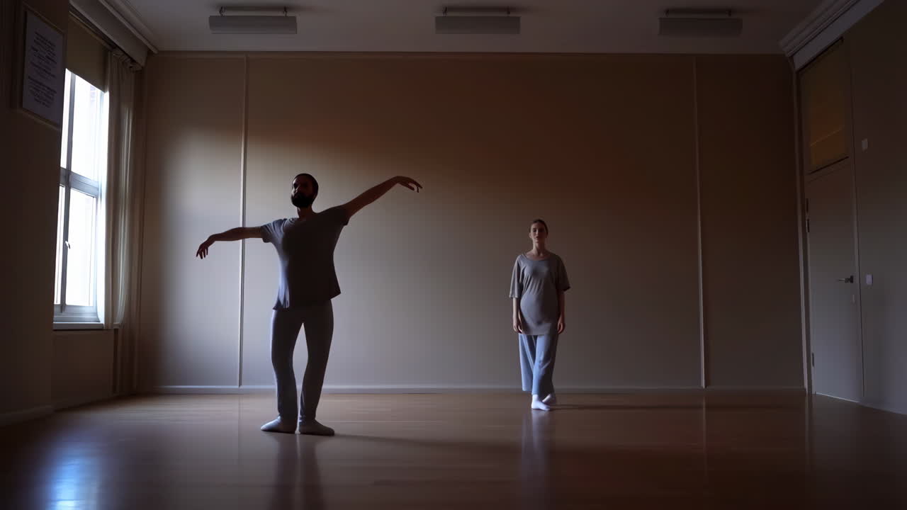 Tancerze ćwiczący balet w studiu.