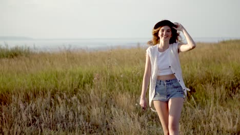 mujer caminando por un campo