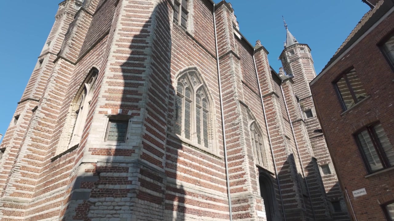 Architettura storica in mattoni del Museo Vleeshuis ad Anversa, Belgio, sotto una luce diurna intensa.