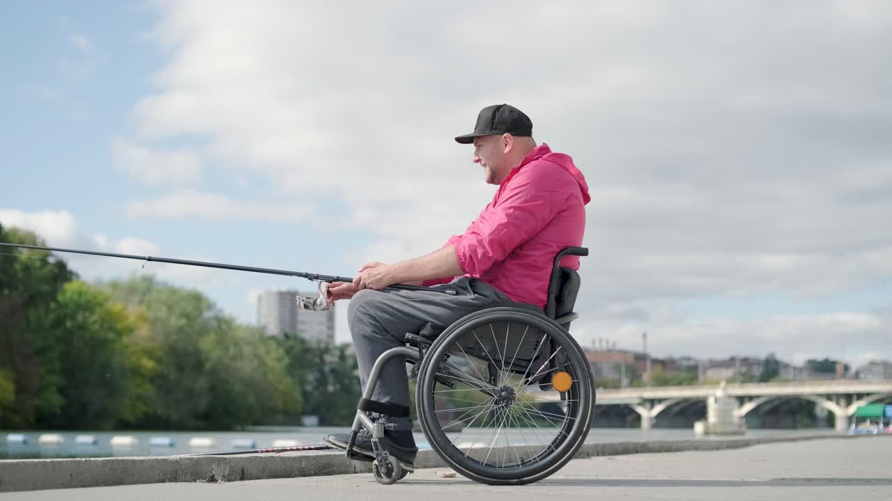 persona con discapacidad física que utiliza silla de ruedas para pescar en el muelle de pesca