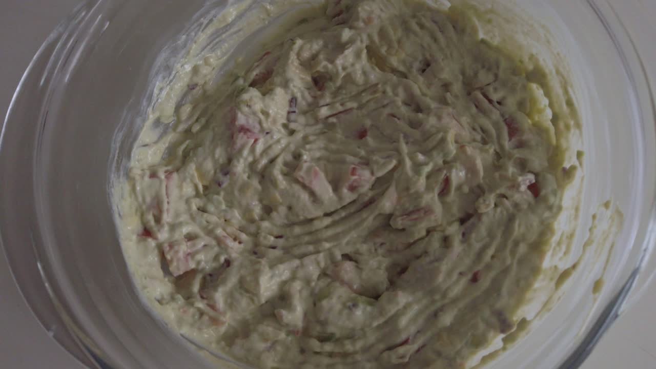 guacamole de yogur griego cremoso en recipiente de vidrio, de arriba hacia abajo acercándose