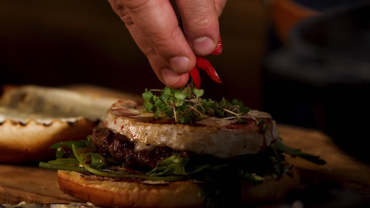 chef preparando una hamburguesa gourmet con queso de cabra