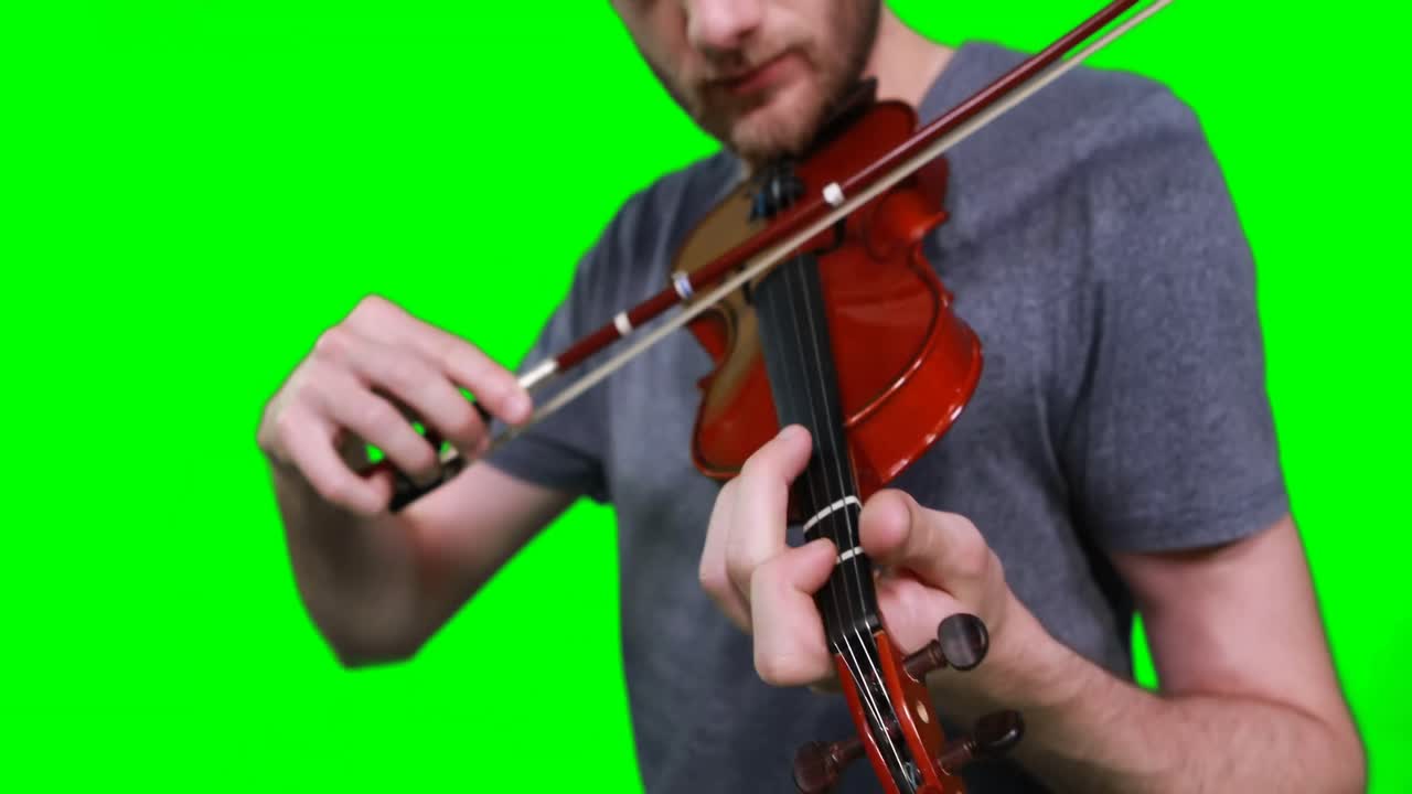 músico masculino tocando el violín
