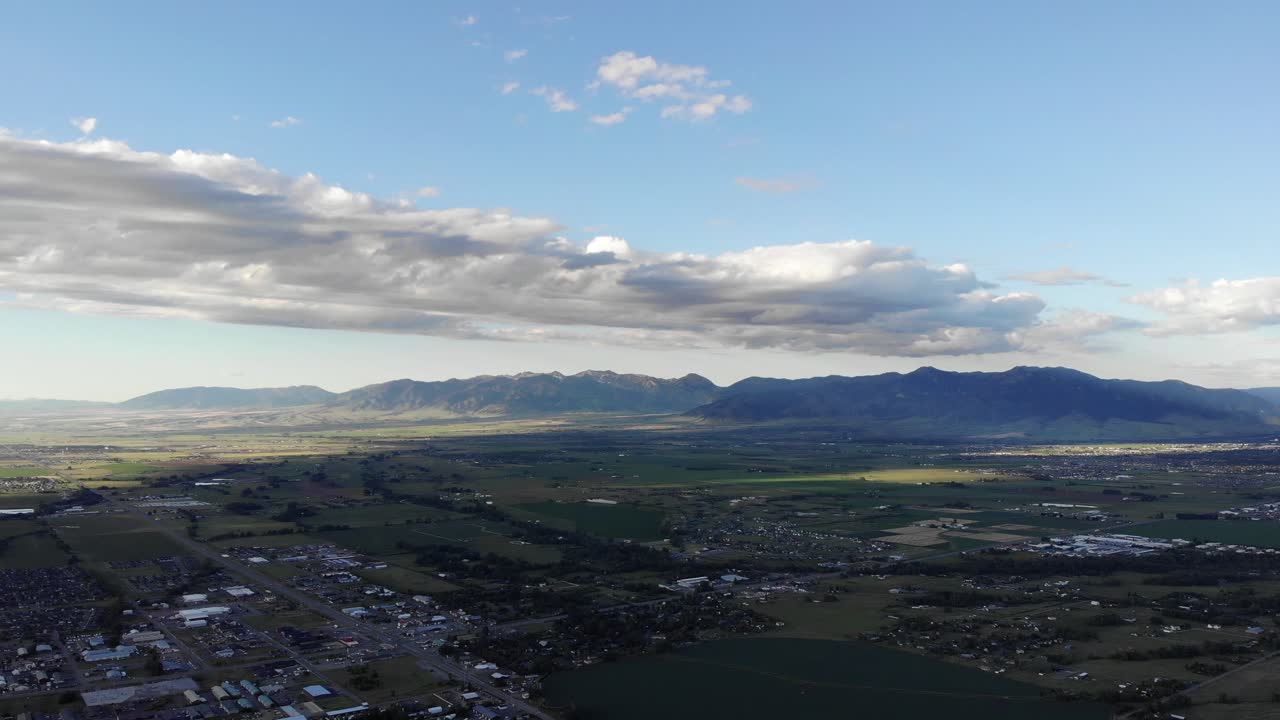 멀리 있는 작은 마을과 산들을 드론으로 촬영했습니다.