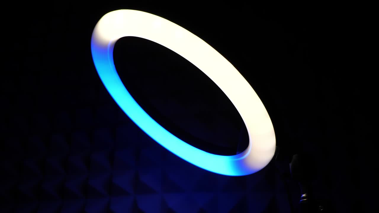 el anillo de la lámpara rgb parpadea de color turquesa y lila. luz multicolor.