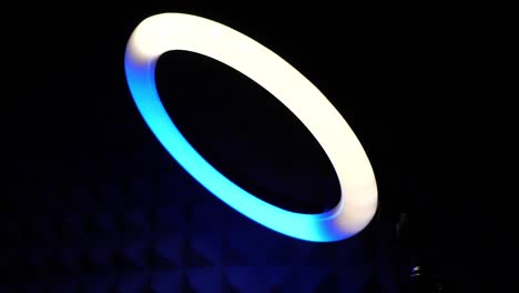 el anillo de la lámpara rgb parpadea de color turquesa y lila. luz multicolor.