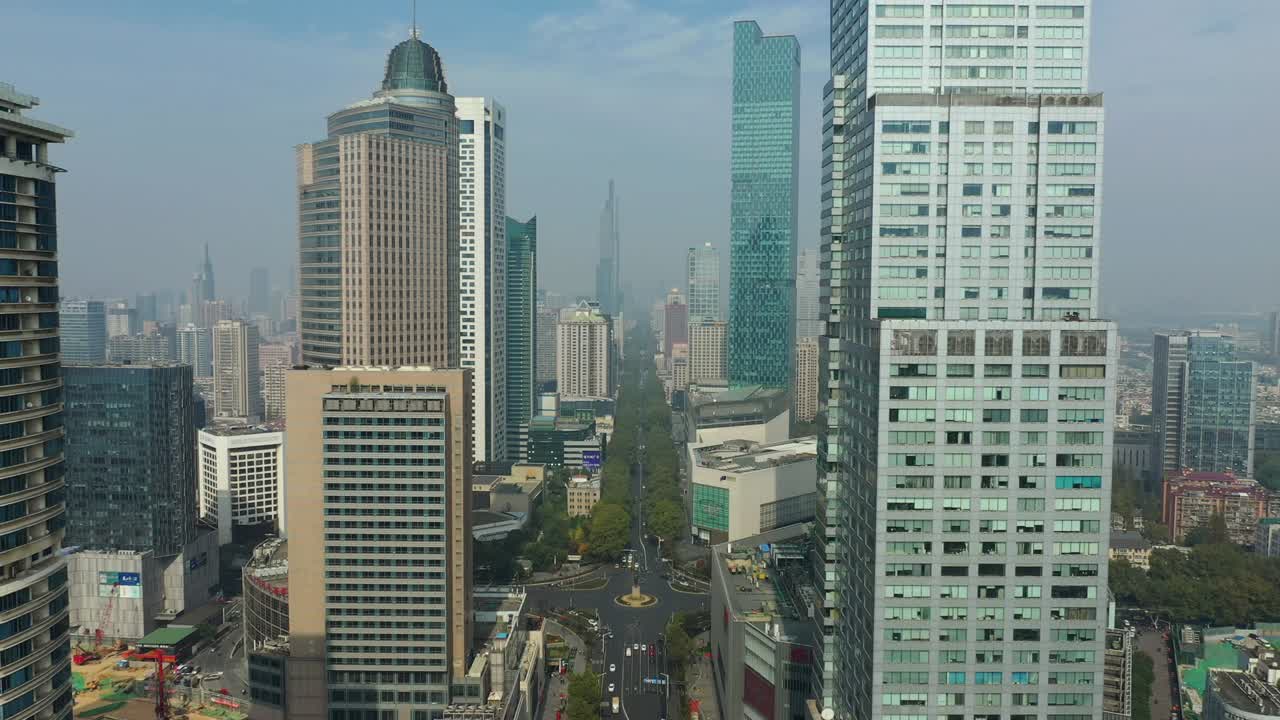 día soleado ciudad de nanjing centro de negocios tráfico calle panorama aéreo 4k china