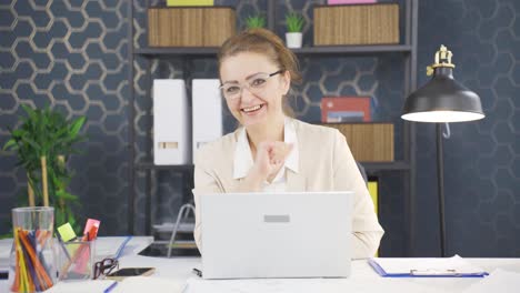 Cheerful-and-happy-happy-business-woman-waving-at-camera.