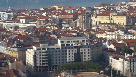 Toma-Aérea-De-4k-Del-Centro-De-Lisboa-Al-Amanecer-Pan-Move