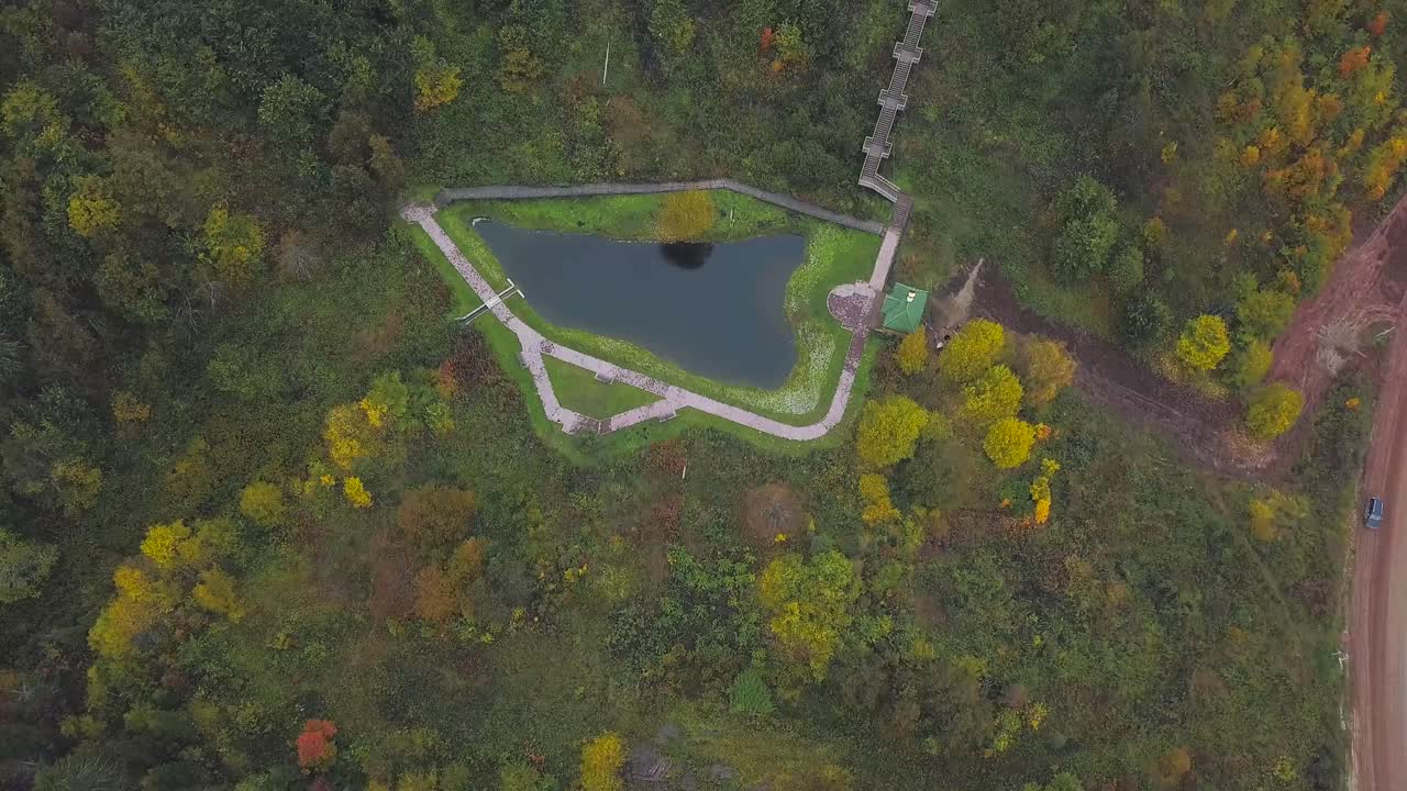 숲 속 의 연못 의 가을 공중 풍경