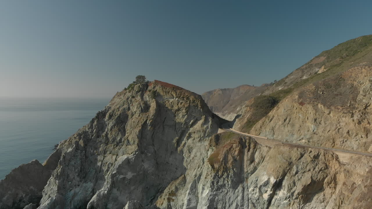 empuje aéreo de árbol sobre roca en la autopista uno de la costa de california
