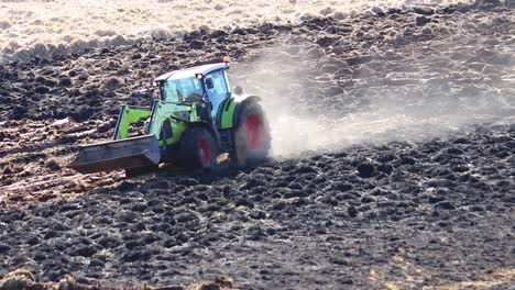 un agricultor arando un nuevo campo después de una quema de hierba para facilitar el arado