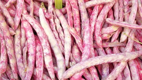 un montón de frijoles rosados