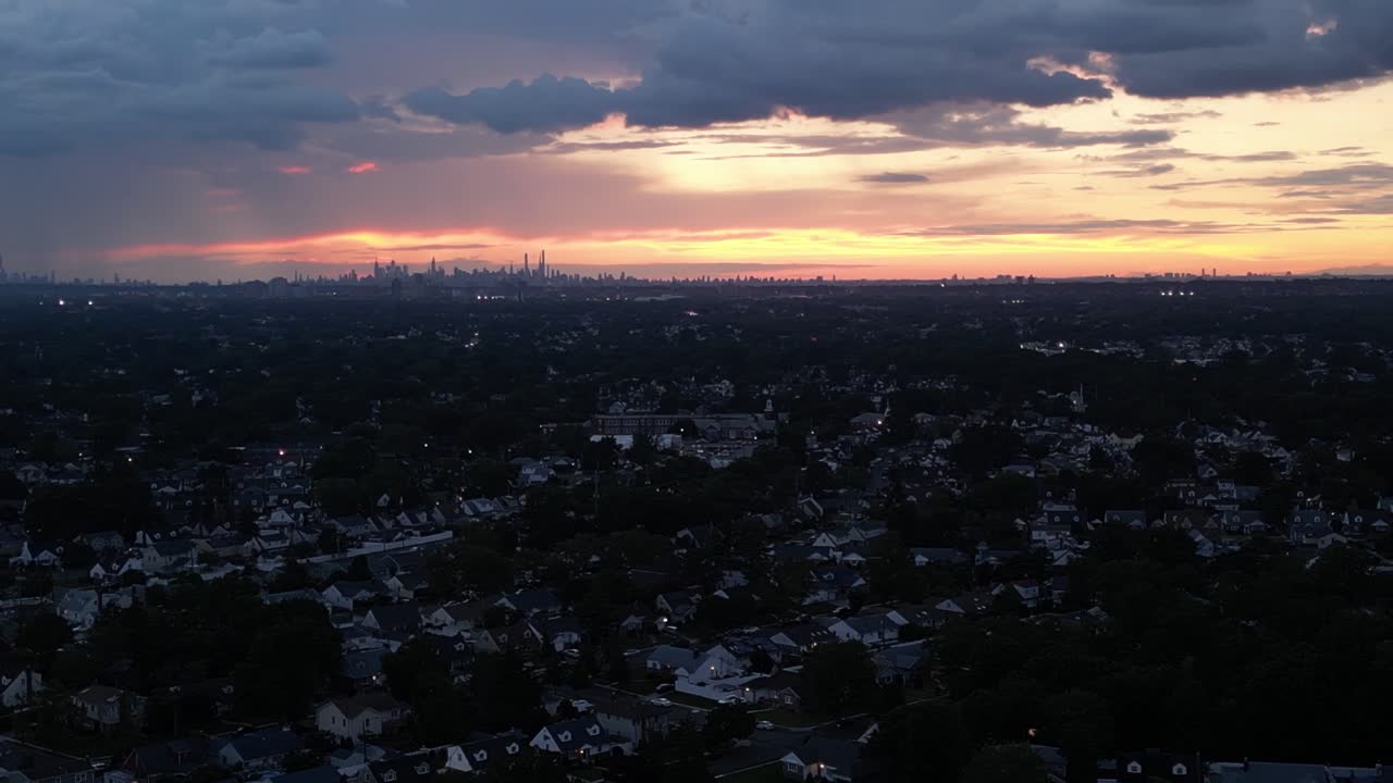 un ángulo alto, vista aérea del barrio residencial en long island, ny