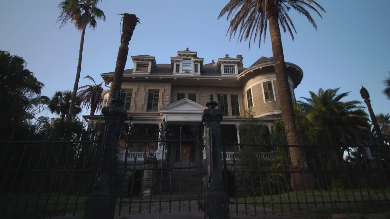 텍사스 주 갤버스턴의 이스트 엔드 지구에 역사적인 주택을 설치하는 샷