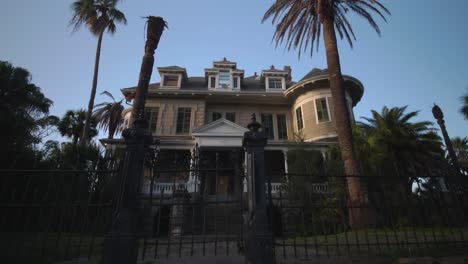 Establishing-shot-of-historic-home-in-the-East-End-district-on-Galveston,-Island-in-Texas