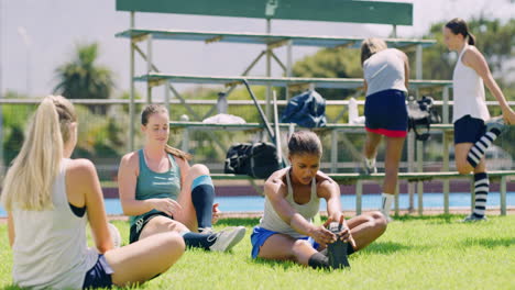 grupo de jóvenes jugadoras de hockey estirándose