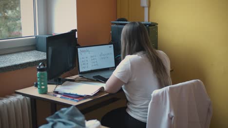 el maestro usa una computadora para el aprendizaje a distancia, durante la cuarentena de covid