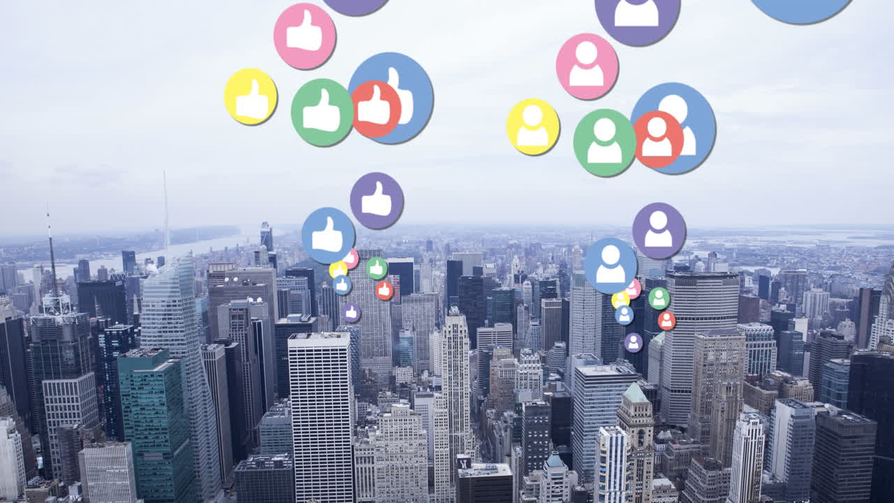 Animazione di molteplici icone colorate di social media digitali che volano sopra un paesaggio urbano.