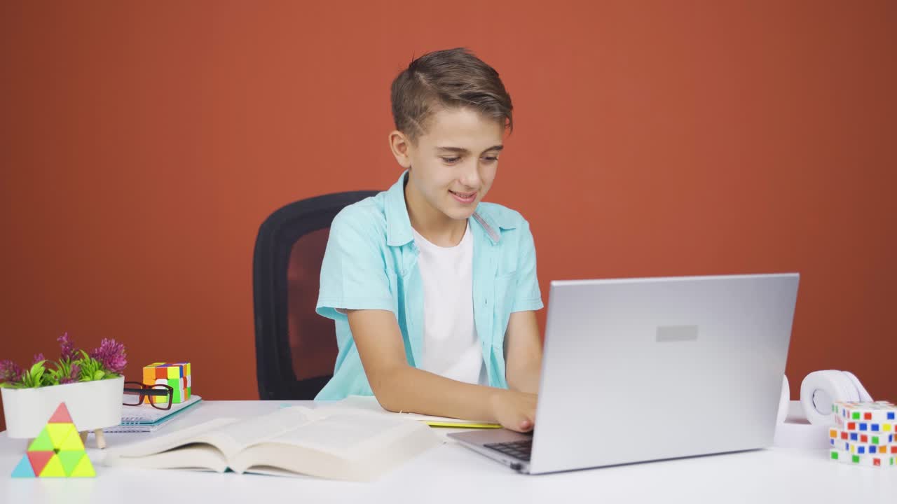 un chico hablando en una computadora portátil.
