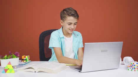 un chico hablando en una computadora portátil.