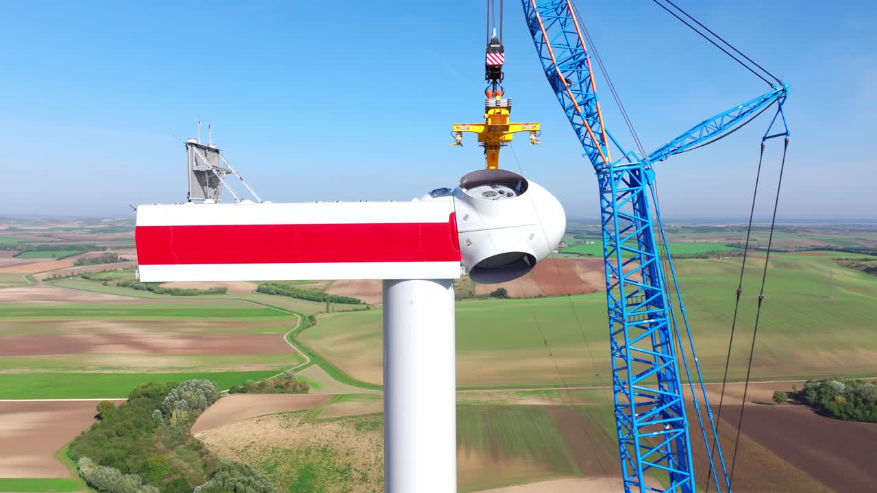 풍력 발전소에서 풍력 터빈 헤드 건설의 클로즈업 - 드론 촬영