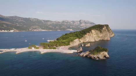 isla sveti nikola školj en el mar adriático frente a budva, montenegro