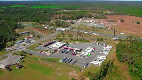 Erstaunliche-Luftaufnahme-Einer-Raststätte-In-Jasper,-Florida,-In-Der-Nähe-Der-Interstate-I-75