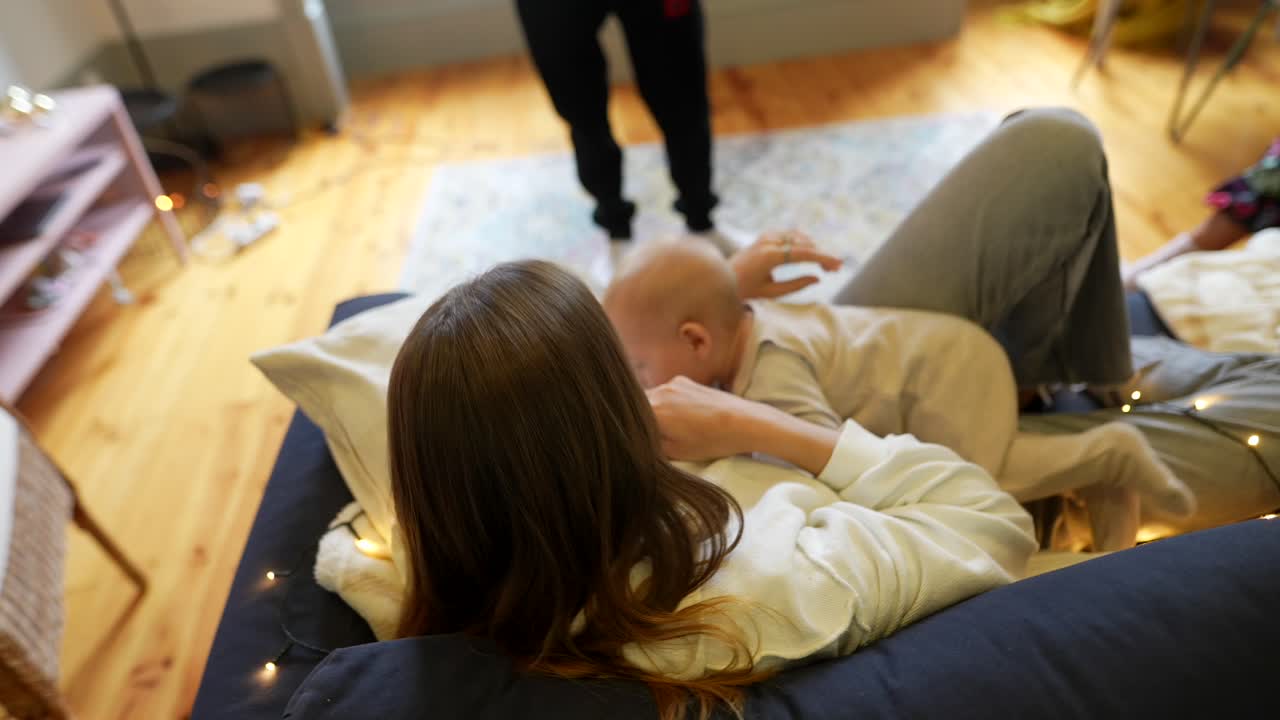 엄마와 아기가 집에서 휴식을 취하고 있습니다.