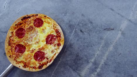 pizza con aderezos de pepperoni