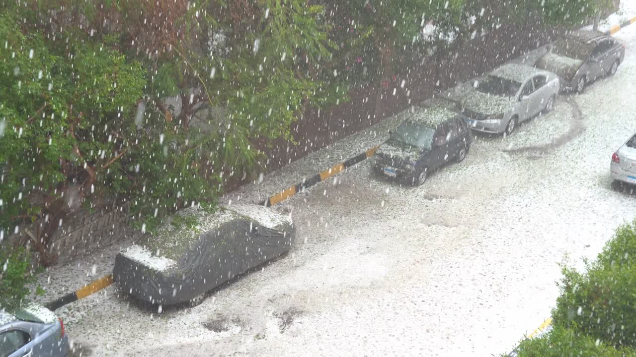 허르가다에는 눈과 우박이 떨어졌습니다.