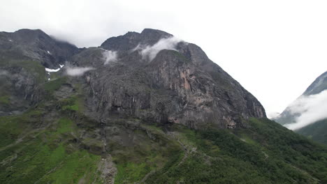 Toma-De-Establecimiento-Del-Fiordo-Eikesdalsvatnet,-Montaña-Cerca-De-La-Cabaña-Dnt-Hoemsbu,-Noruega