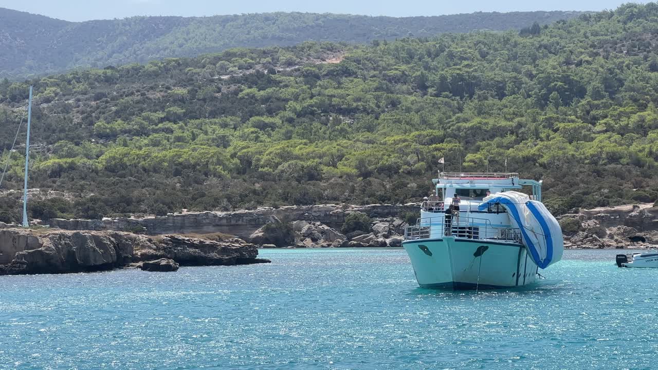 vista de un barco navegando en el gran mar azul cerca de la costa de la isla larga en clima caluroso