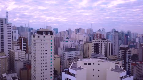 increíble establecimiento de drone ascendente disparo del centro de la ciudad de negocios con edificios de oficinas en el fondo