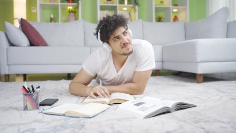 un estudiante feliz y agradable.