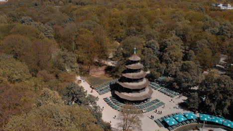 Chinesischen-Turm-Aerial,-English-Garden-aerial,-Drone-flight-over-Chinesischer-Turm-in-Englischer-Garten,-Munich