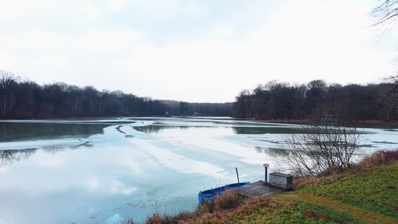 Luftaufnahme: Verchat-Teich und Cabanes des Grands Reflets tagsüber in Joncherey, Frankreich, Drohnenaufnahme