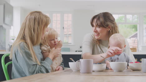 Gleichgeschlechtliches-Weibliches-Paar-Beim-Gesunden-Frühstück-Zu-Hause-Mit-Tochter-Und-Kleinem-Sohn