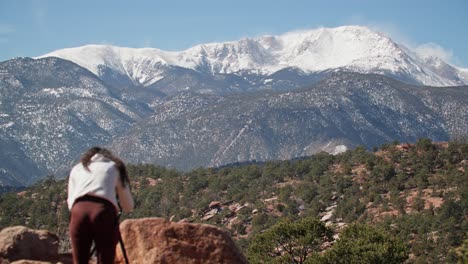 fotógrafo de la naturaleza tomando una foto del famoso pico pikes en colorado springs, colorado