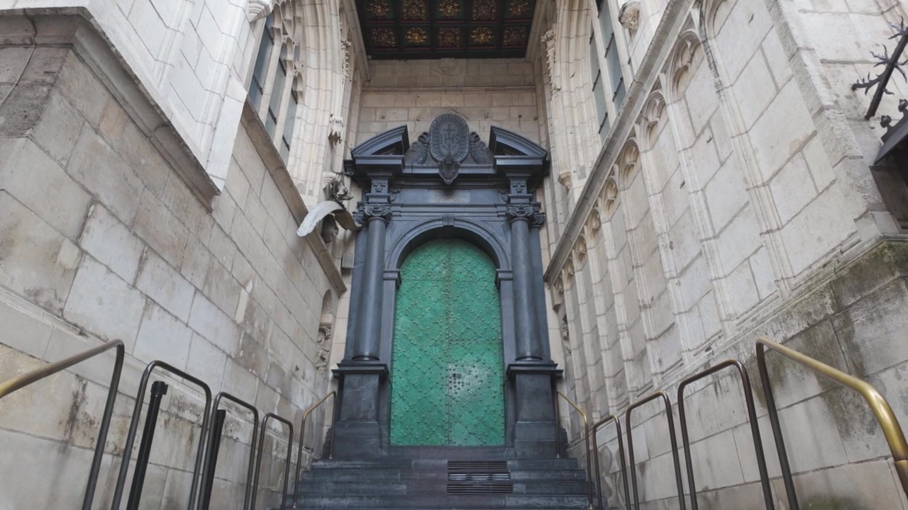 Explore la belleza arquitectónica del patio real con arcadas del Castillo de Wawel en Cracovia, Polonia, mostrando intrincados trabajos de cantería y grandeza histórica, capturando la esencia del patrimonio europeo