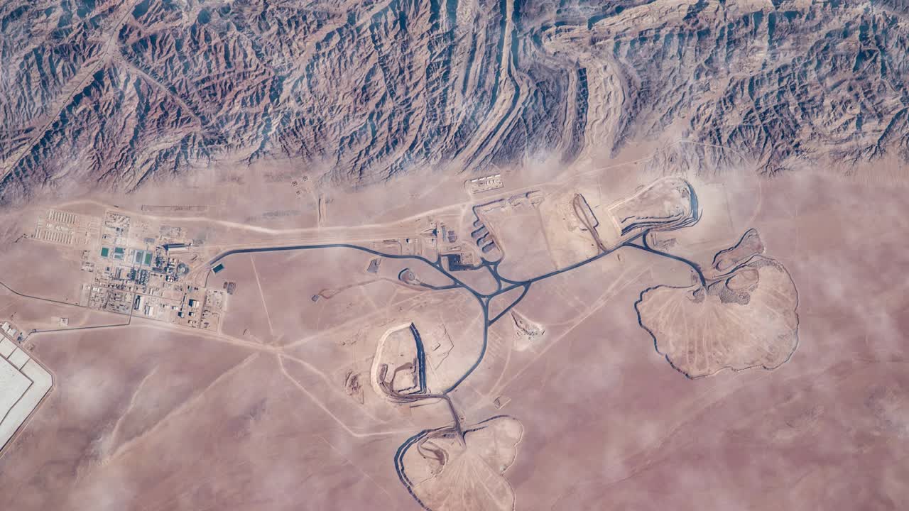 volando sobre la tierra en el iss. volando sobre el desierto, vista aérea desde el espacio.