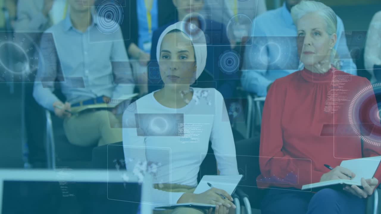 세미나에서 다민족 사업가들에 대한 스캔 아이콘과 함께 디지털 디스플레이의 애니메이션