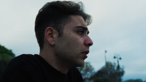 joven tiembla por el frío esperando en las montañas de invierno
