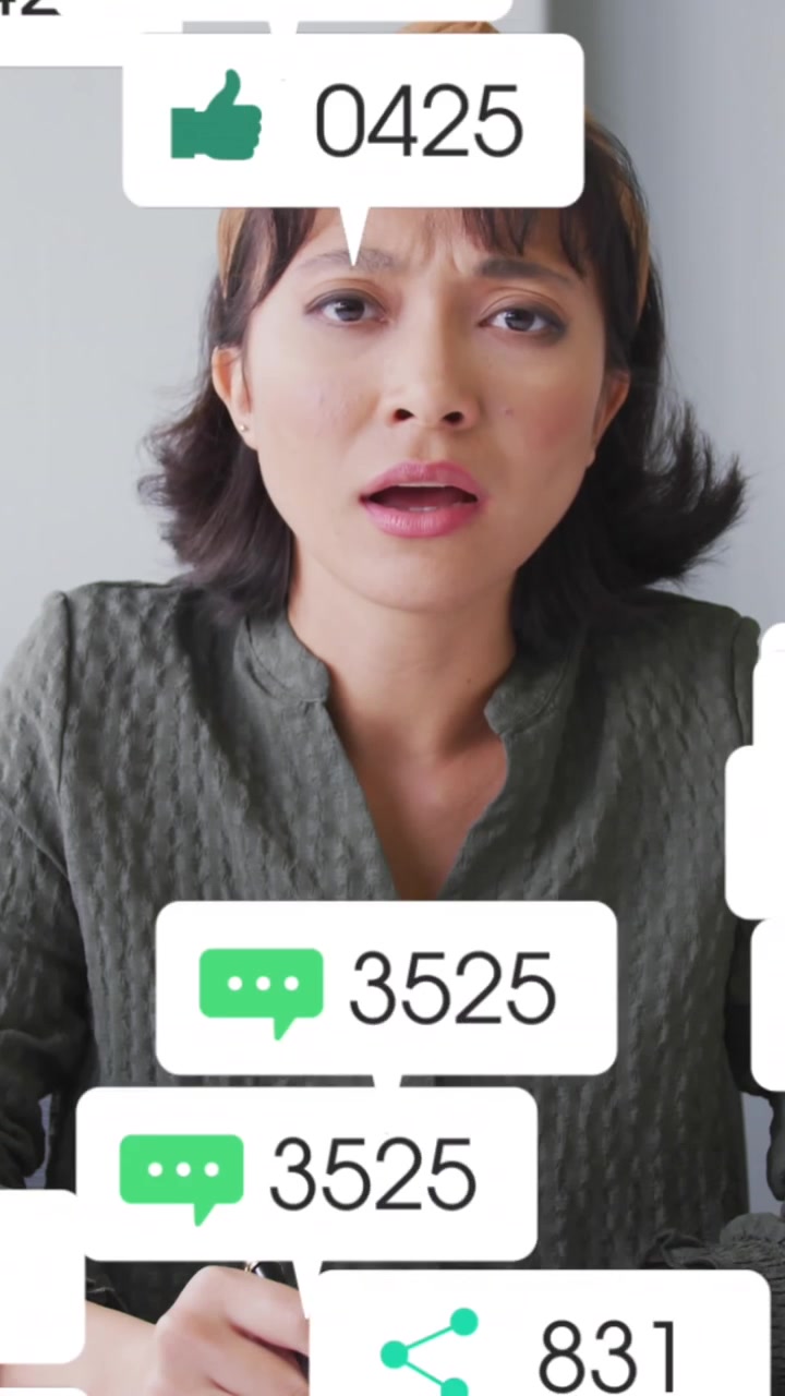 Animazione di icone dei social media su donna asiatica che prende appunti e fa una videochiamata in ufficio