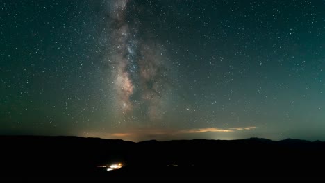 vía láctea lapso de tiempo durante la lluvia de meteoros de las perseidas sobre el frente wasatch en utah