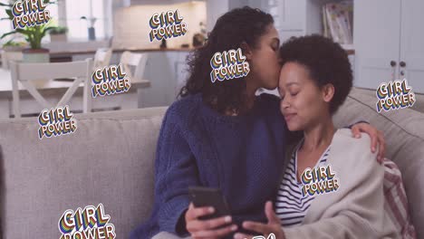 animación de texto de poder de la niña sobre dos mujeres usando un teléfono inteligente