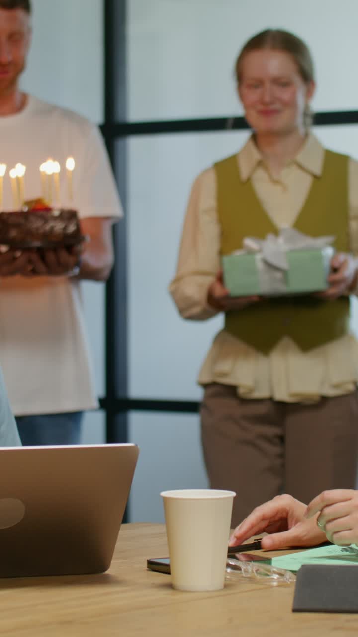 celebración de cumpleaños en la oficina